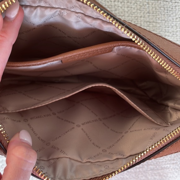 Michael Kors purse, barely used, looks like new - Picture 2 of 2